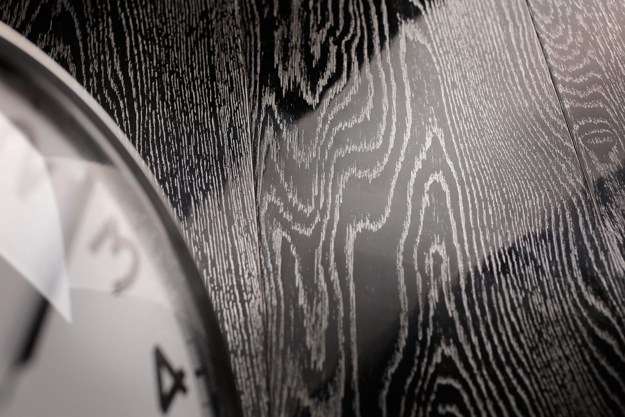parquet nero lucido con venature chiare orologio da muro 