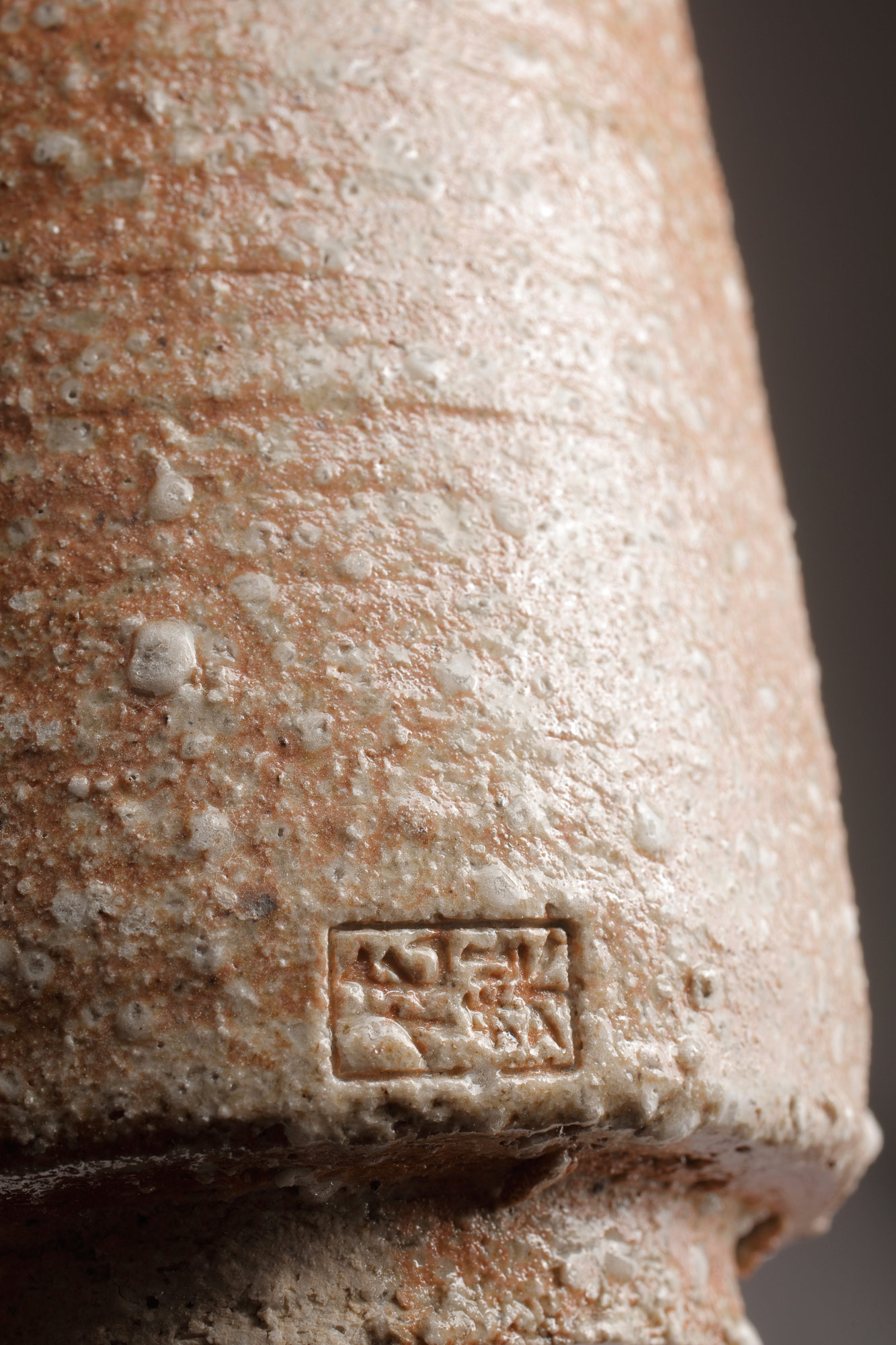 vaso di ceramica di Karin Putsch-Grassi in stile giapponese con il marchio dell