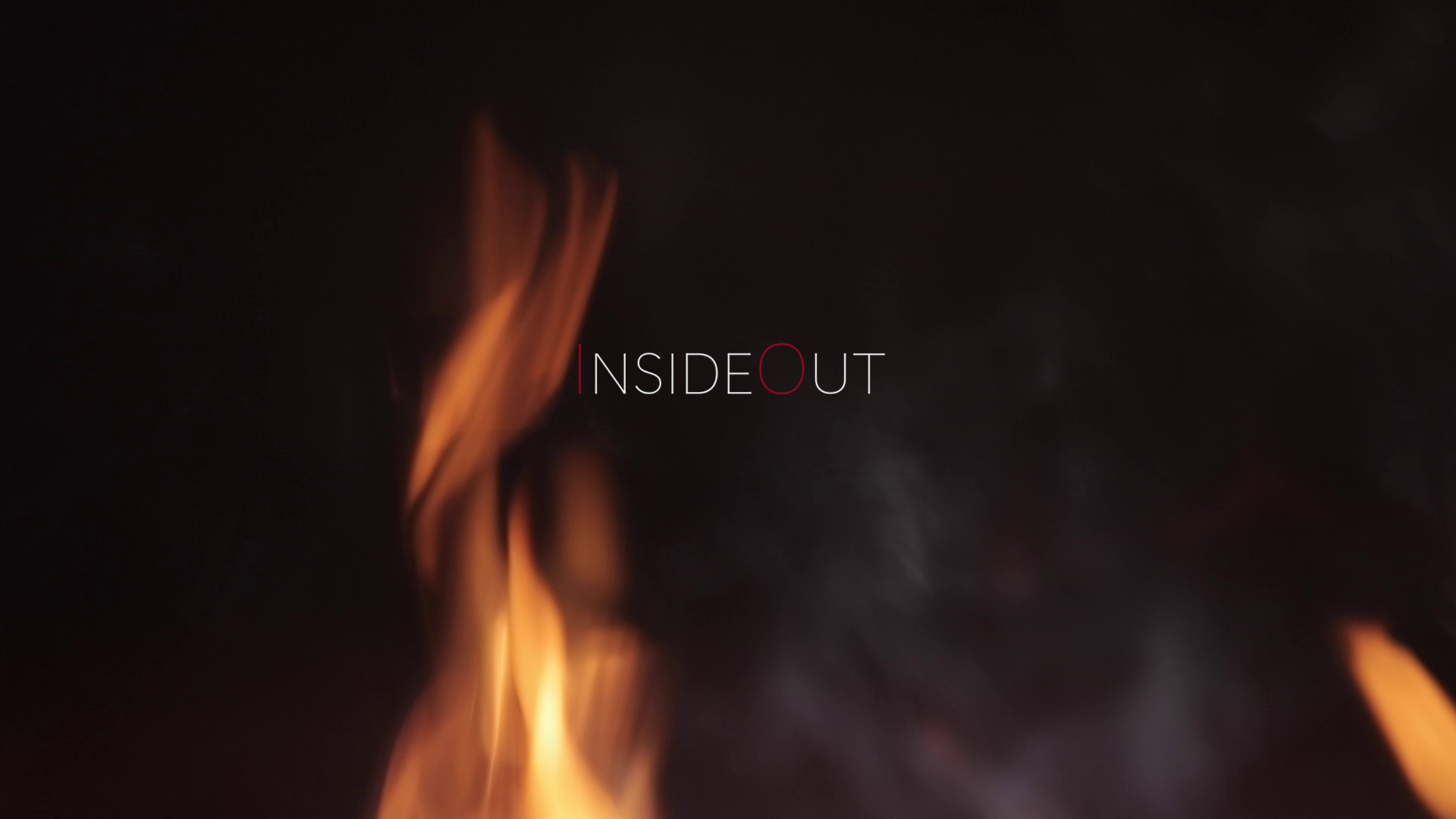 insideout esce fra le fiamme del camino su sfondo nero