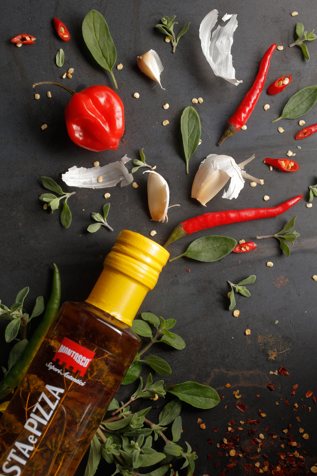 olio aromatizzato all' origano, peperoncino, aglio e spezie varie