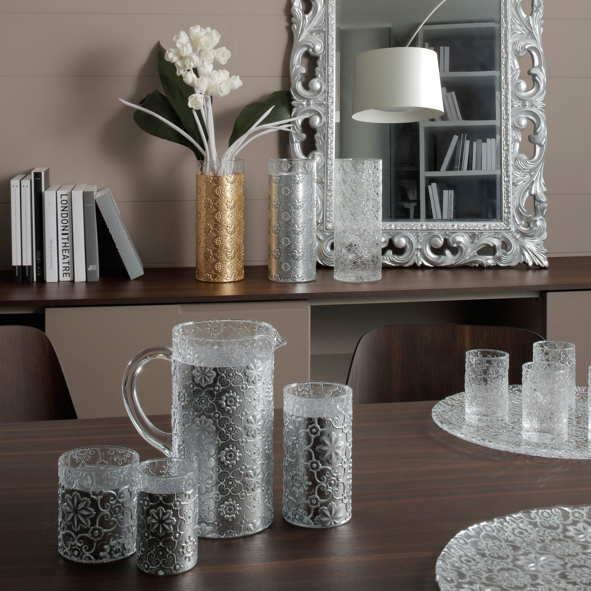 vasi e bicchieri con decoro in argento su tavolo