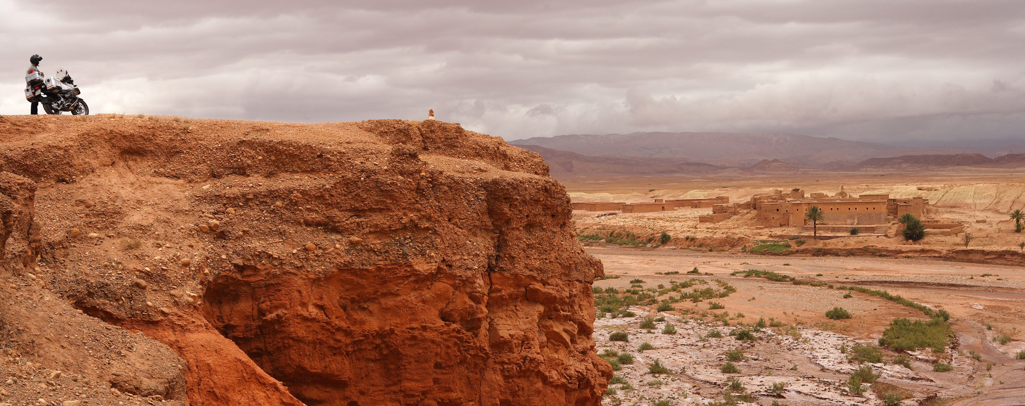 marocco, moto sul bordo del canyon