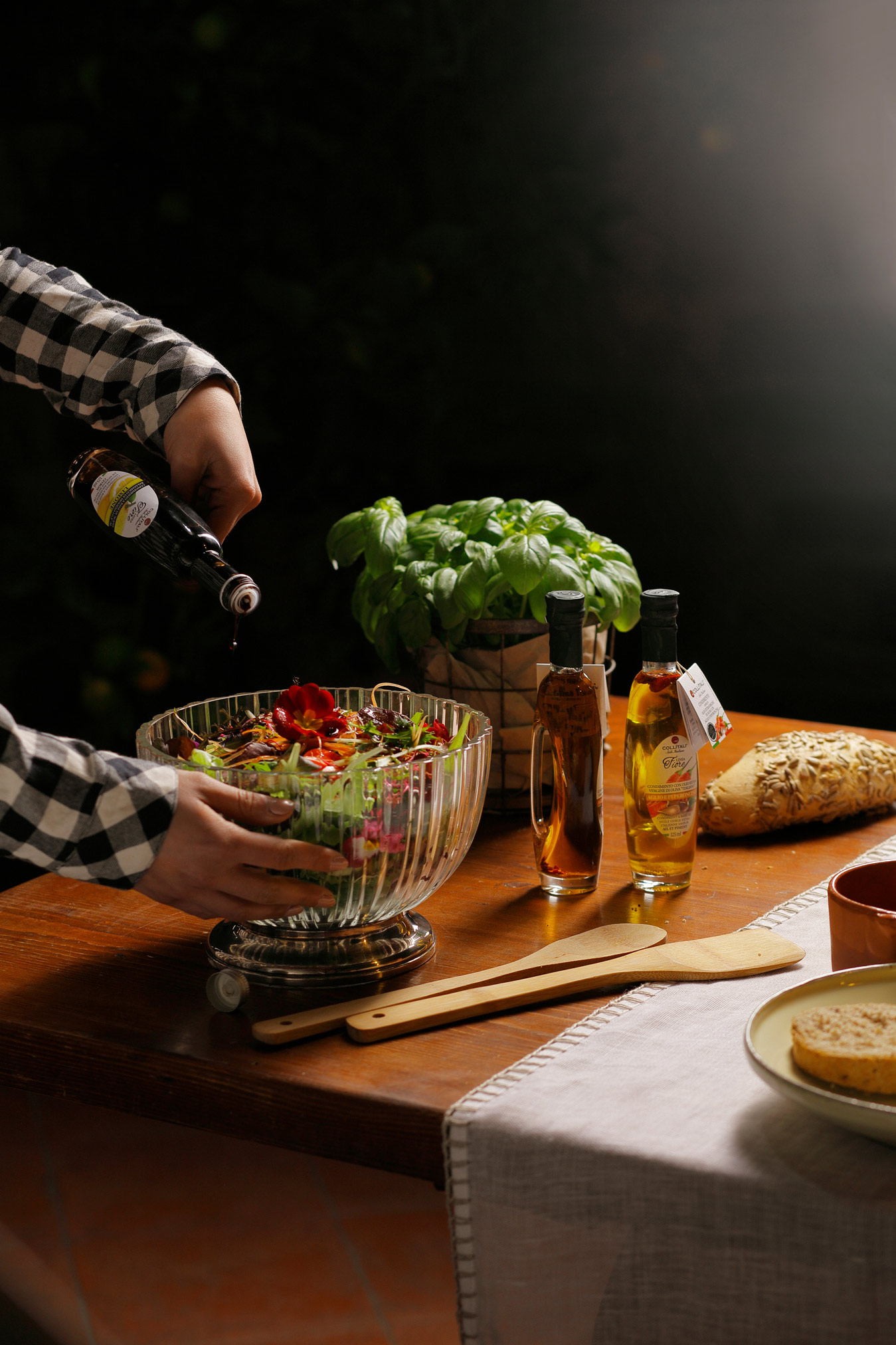 _79a7721 ragazza che condisce l'insalata con aceto balsamico di modena collitali