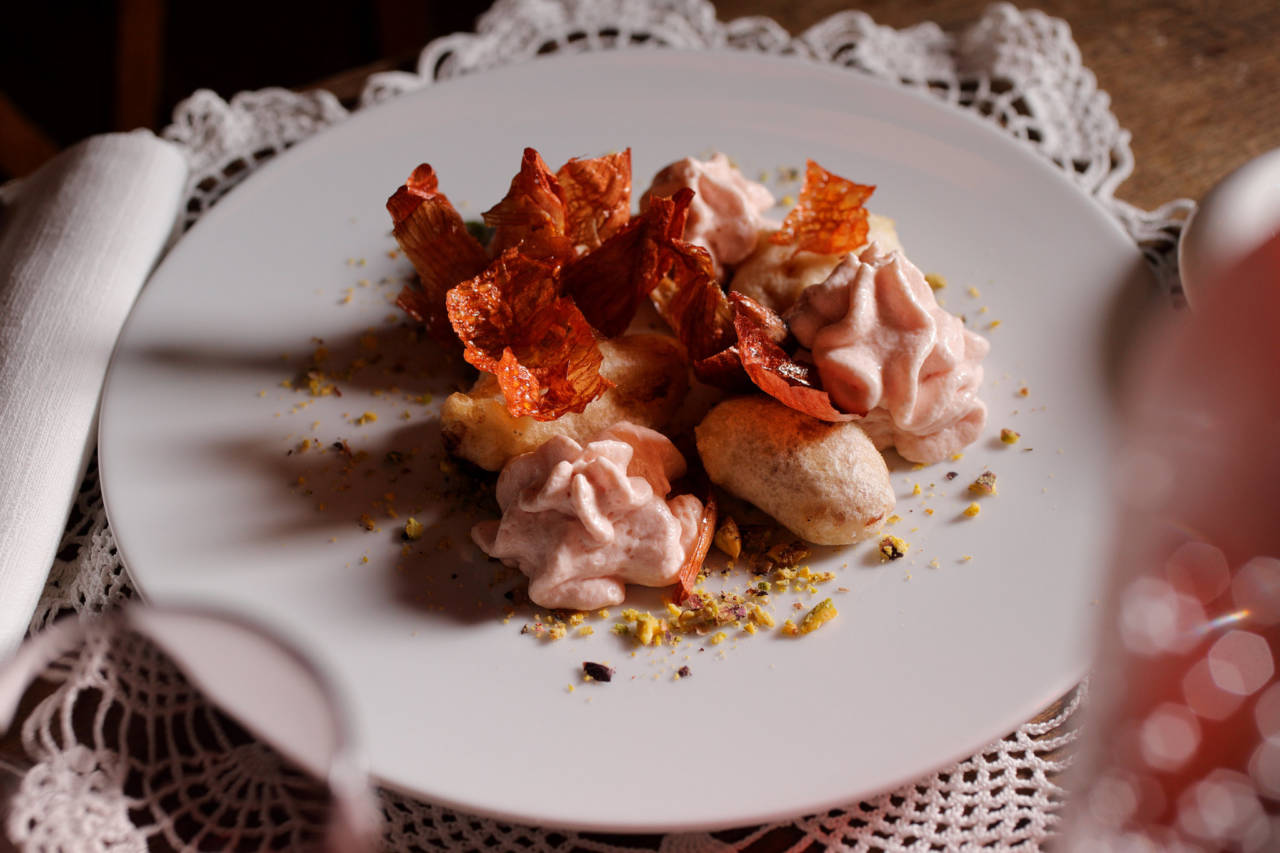 vista ravvicinata di un piatto cucinato al ristorante con mortadella e scalogno
