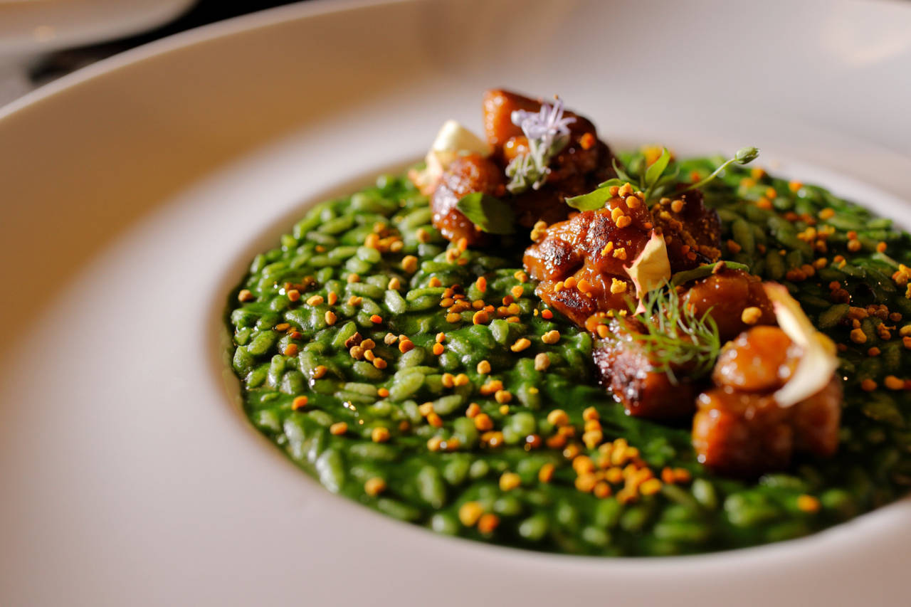 macro fotografia di cibo piatto di risotto con animelle e polline ostematto ristorante